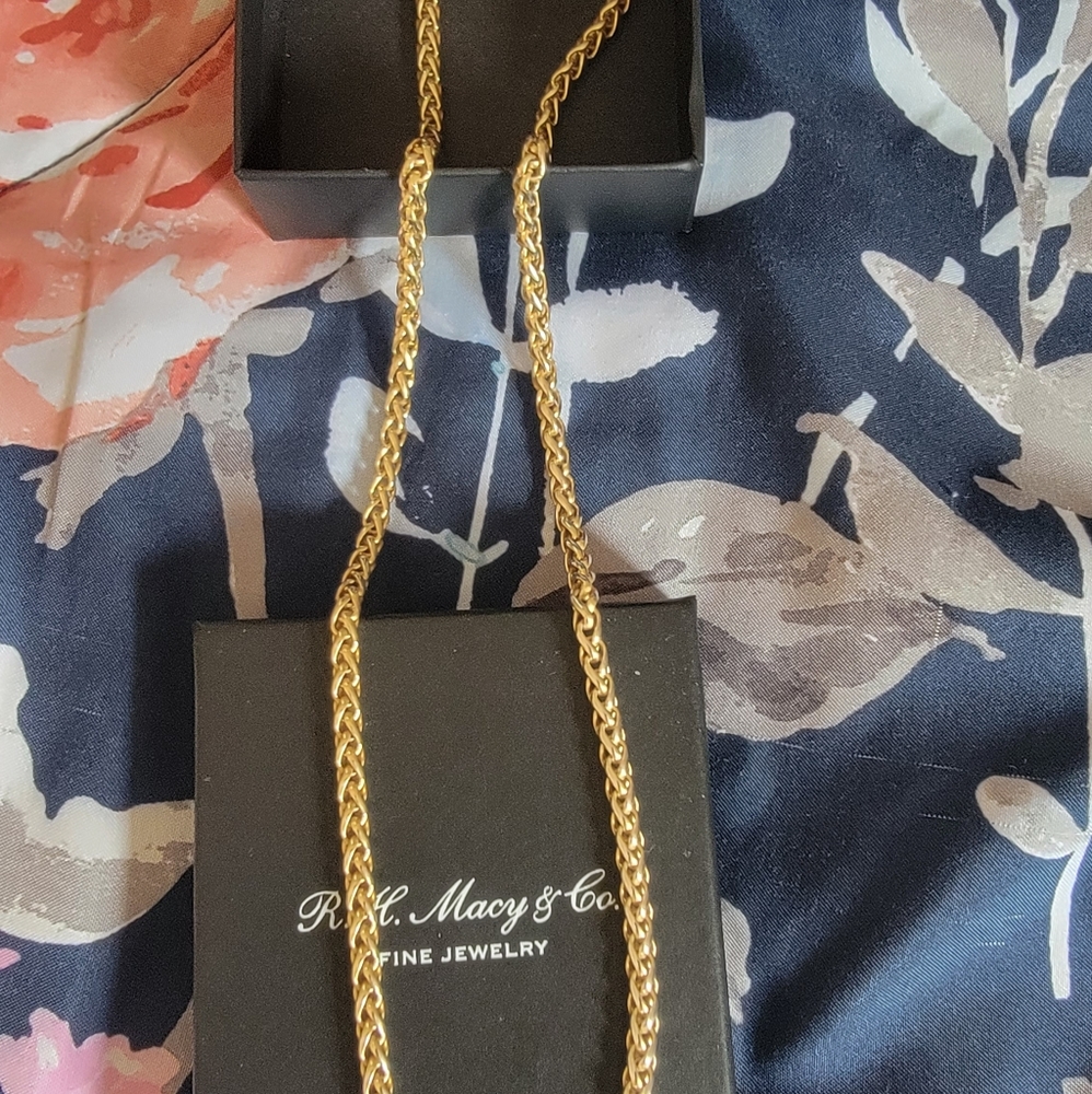 Men neglect gold chain